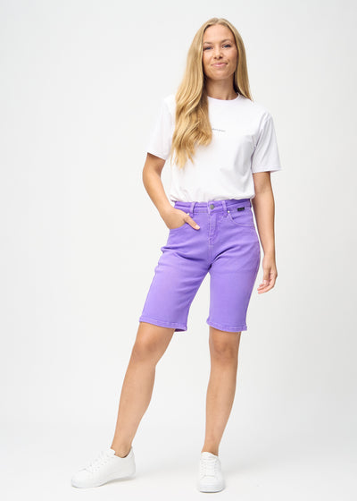 Fuldt billede af model i lilla regular middle shorts.