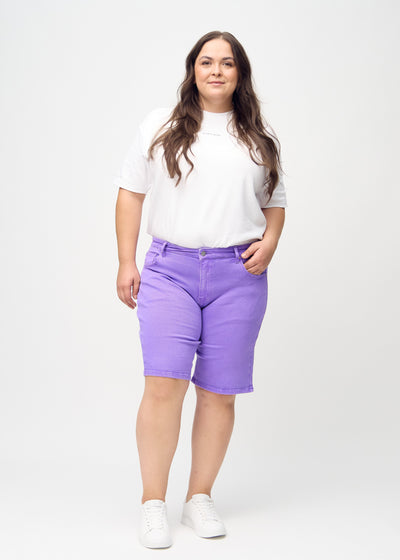 Fuldt billede af en plus-size model i lilla regular middle shorts.