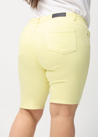 Lysegule skinny middle shorts set bagfra tæt på en plus-size model for at vise detaljer.