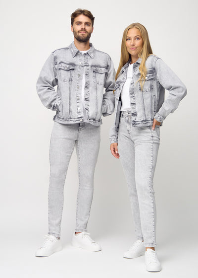 Fuldt billede af unisex lysegrå denim jakke, set forfra på herre og dame model, hvor man ser knapper og lommer i farven Ashes.