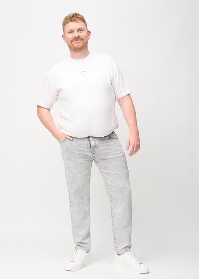 Fuldt billede af en plus-size model i lysegrå denim regular jeans.