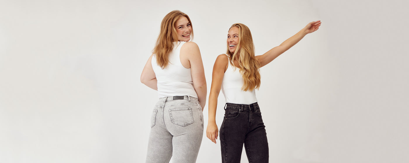 To smilende kvinder i lyse- og mørkegrå denim jeans fra Perfect Jeans