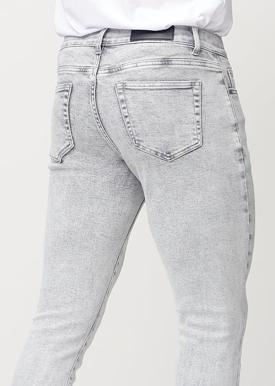 Lysegrå denim slim jeans set bagfra tæt på for at vise detaljer.