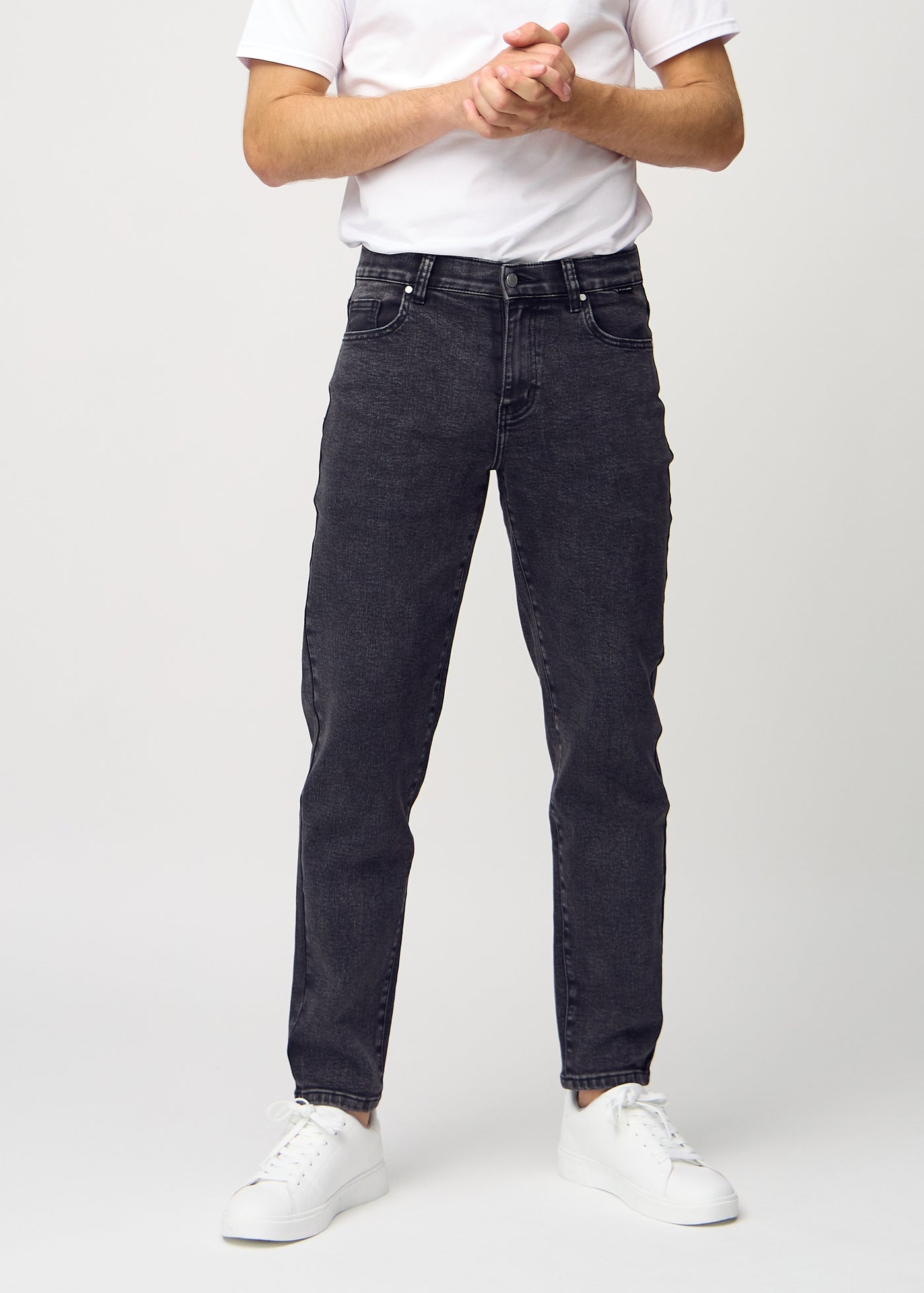 Mørkegrå denim regular jeans, modelnavn Shadows, som går lige ned langs benet, set forfra.