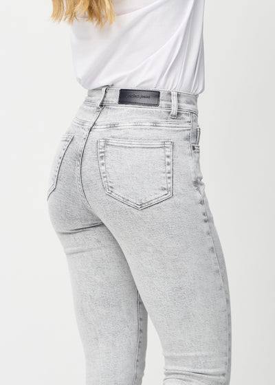 Lysegrå denim slim jeans set bagfra tæt på for at vise detaljer.